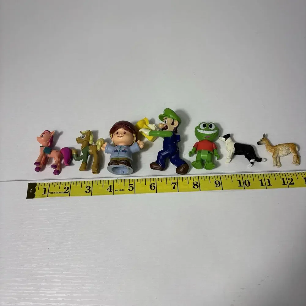 Random Small Figures Toy Lot 7 Toys Bin5